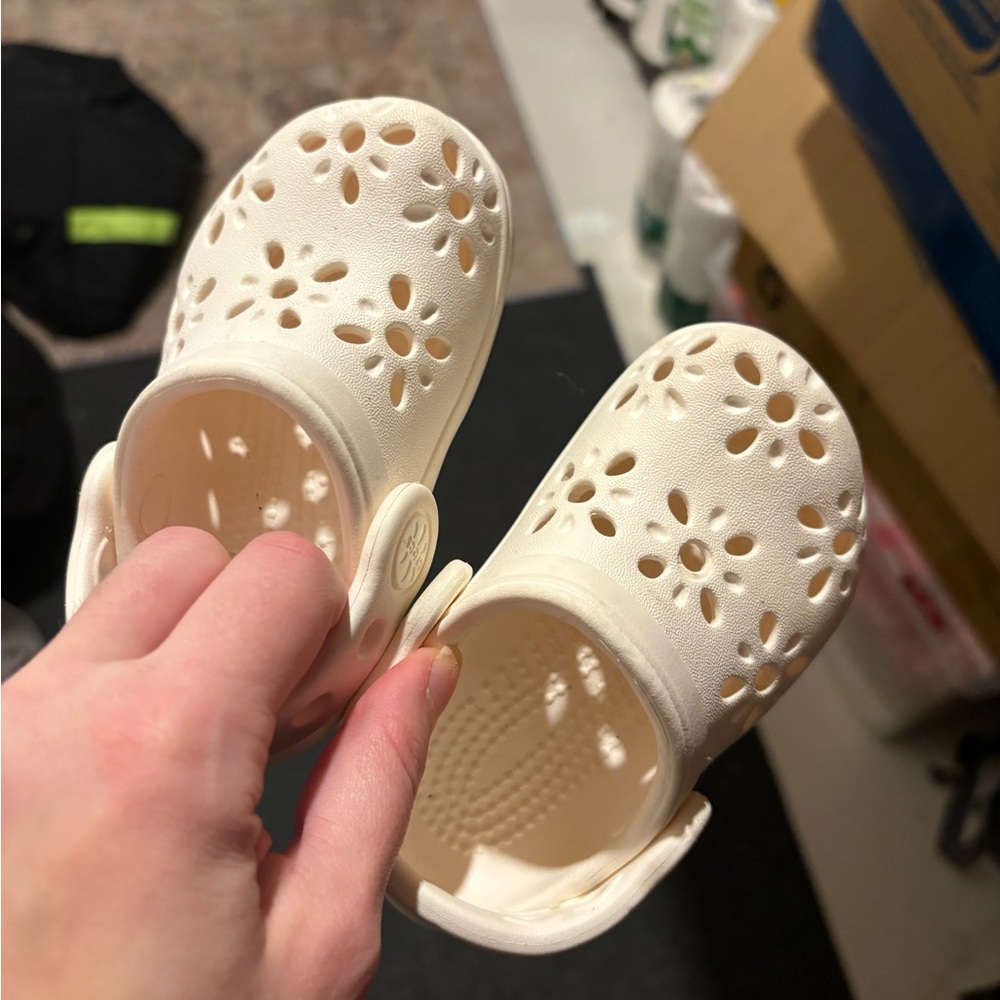 Crocs - toddler girls Cream size 5